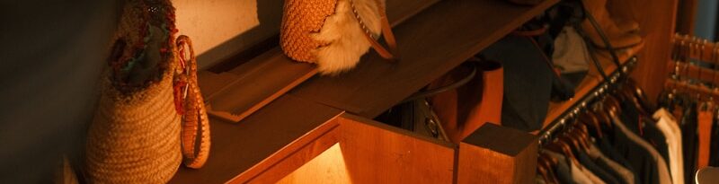 Garderob med skor och kläder