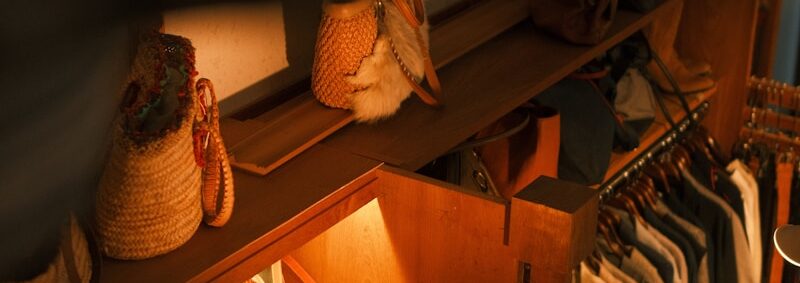 Garderob med skor och kläder