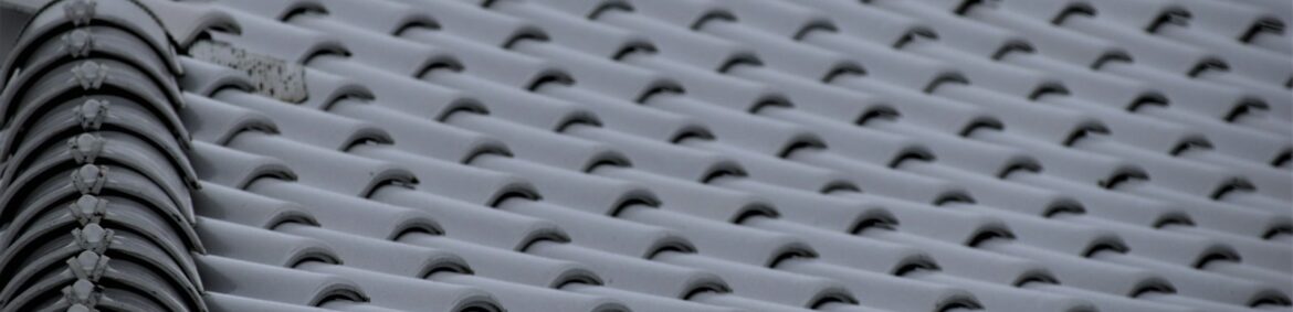 Svart tak med pannor