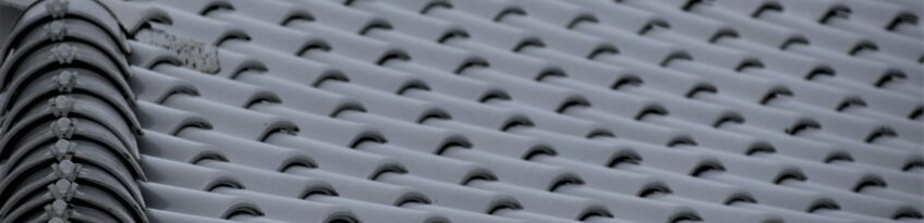 Svart tak med pannor